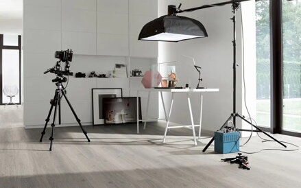 1744707 - Dub Studioline šedý svetlý 4V AC5