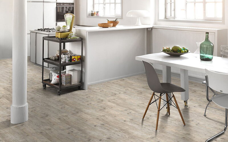 1744620 Prestarnuté drevo bielené