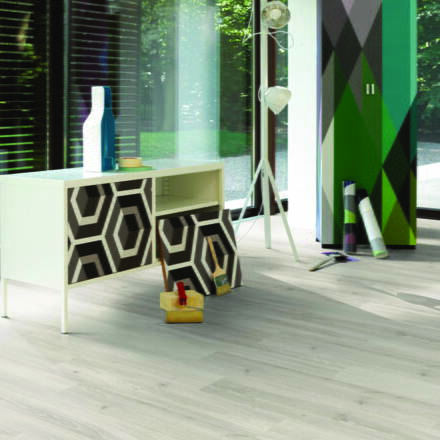 1748184 - Dub Studioline perlovo biely M4V