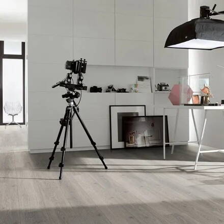 1744707 - Dub Studioline šedý svetlý 4V AC5